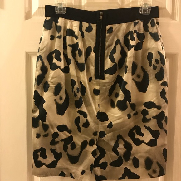 Stunning Ann Taylor animal print skirt, size 4P - Picture 3 of 3